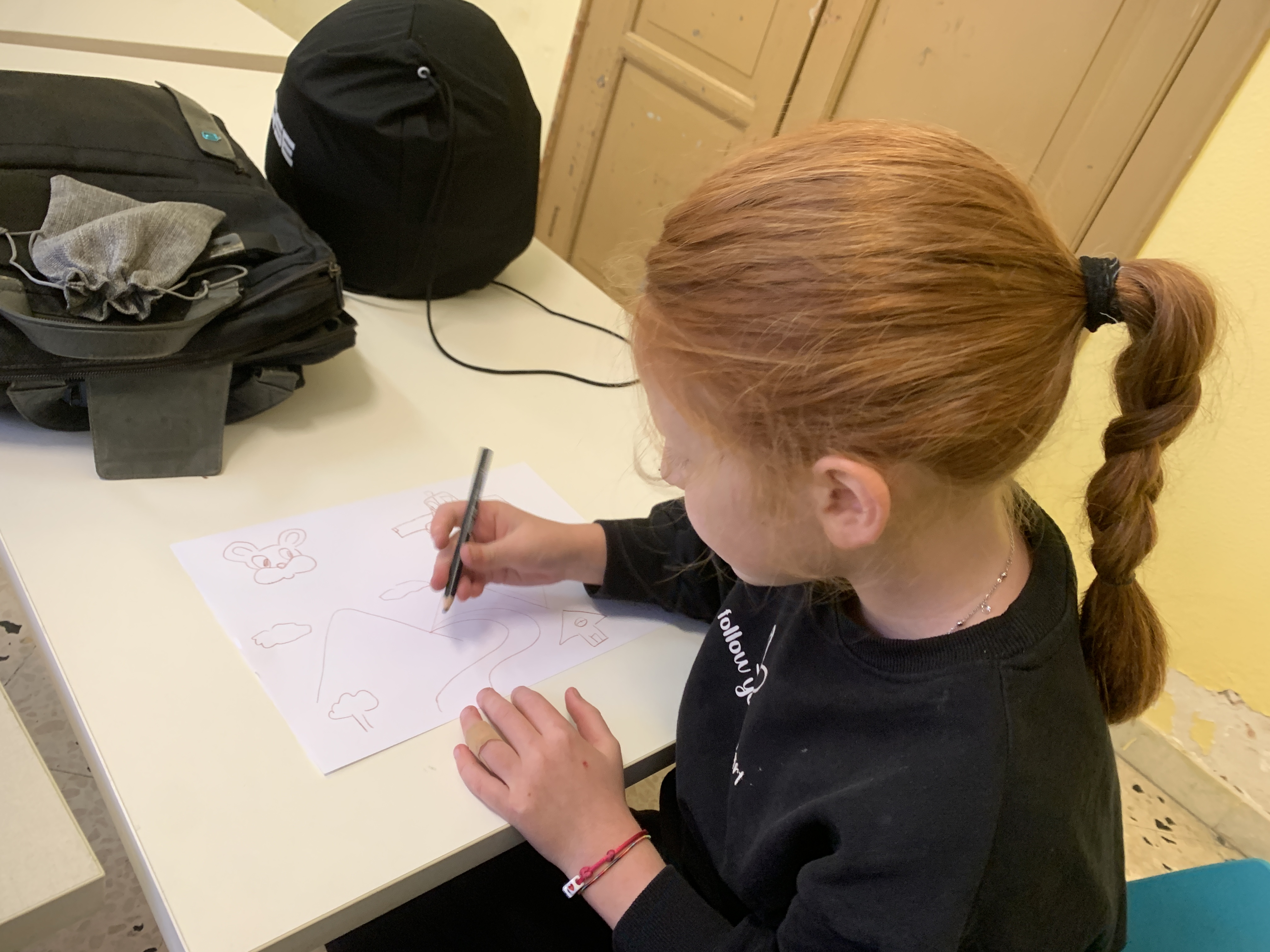 Bambina che disegna di spalle