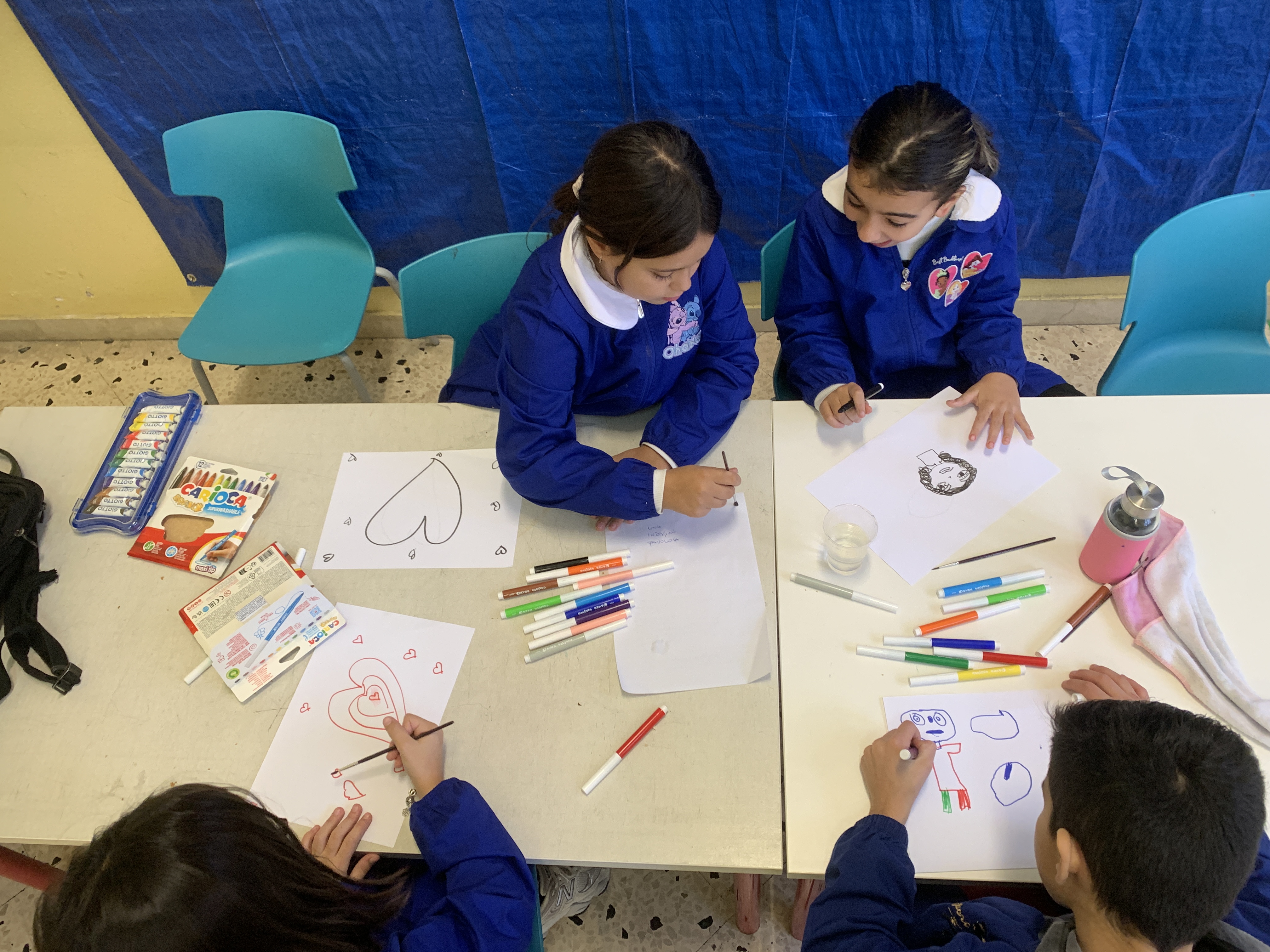 Bambini che disegnano